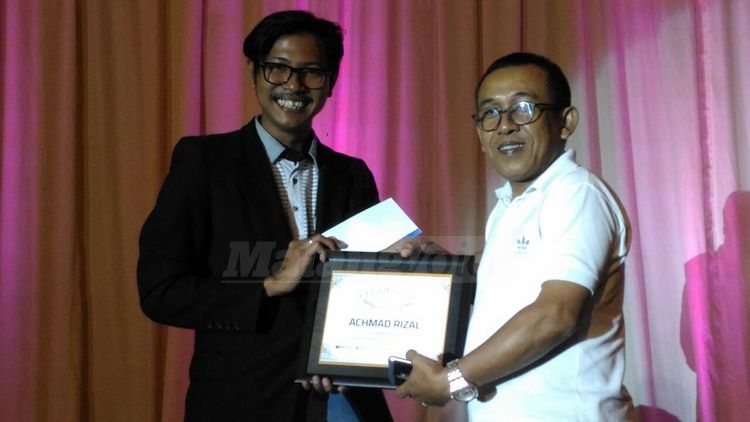 Achmad Rizal menerima Penghargaan (anja)