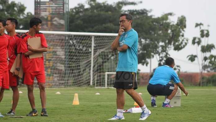 Aji Santoso saat melatih Arema FC. (deny)