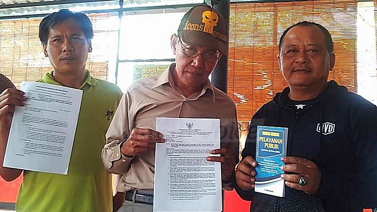 Aliansi Anti Toko Modern Ilegal Kota Malang menuntut pemberhentian Kepala Perwakilan Provinsi Jawa Timur Ombudsman Republik Indonesia. (Muhammad Choirul)