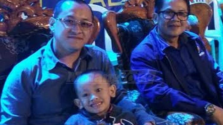 Almarhum, Sandy Pratama Putra bersama salah satu putranya. (Foto Screenshoot Instagram Sandy Nasdem tertanggal 13 November 2016).