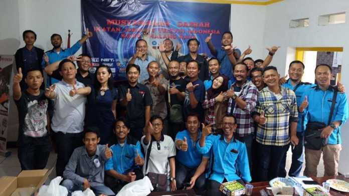 Anggota dan pengurus IJTI Korda Malang Raya foto bersama usai Musda. (Ist)