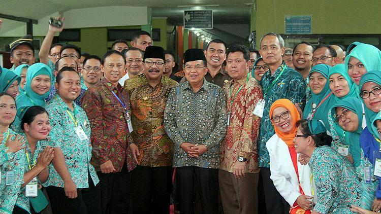 Wali Kota, HM Anton, mendampingi Wakil Presiden RI, Jusuf Kalla, menjenguk KH Hasyim Muzadi. (Ist)