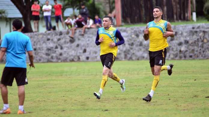Arthur Cunha dan Felipe Bertoldo berlatih bersama skuat Singo Edan. (deny)