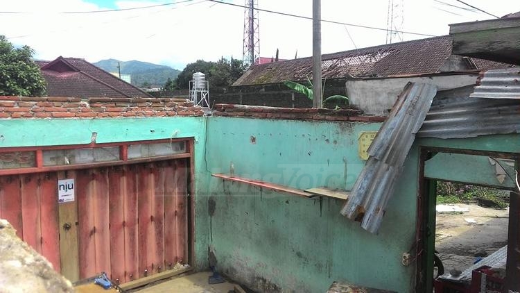 Atap toko peracangan milik Subahtiar yang rusak parah setelah diterjang angin puting beliung.(miski)