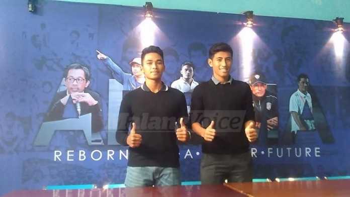 Bagas Adi Nugroho dan Hanif Sjahbandi usai tanda tangan kontrak di Arema FC. (deny)
