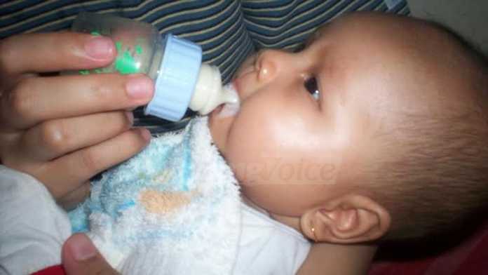 Bayi minum susu botol (anja)