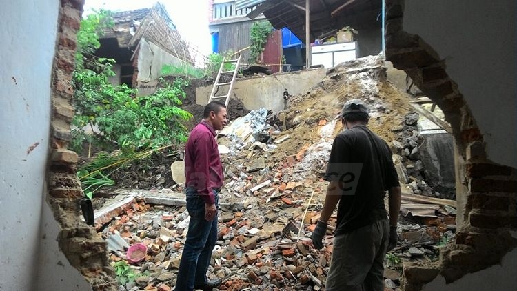 Bencana longsor yang menerjang empat rumah di Desa Bumiaji.(Miski)