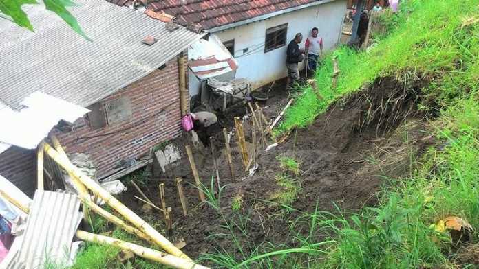 Bencana longsor yang menerjang satu rumah di Kelurahan Temas.(miski)