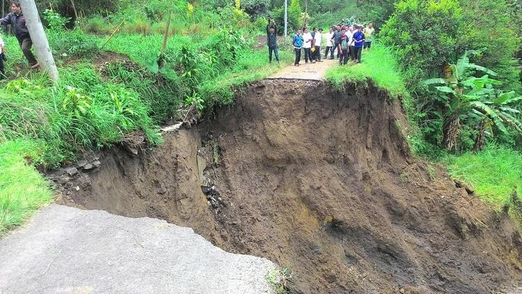 Bencana longsor yang mengakibatkan jalan Dusun Jantur-Dusun Brau, Desa Gunungsari, Kota Batu.(Miski)