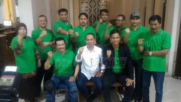 Calon Ketua PSSI Kota Malang, Nurcholis Sunuyeko, bersama Calon Executive Commite. (Ist)