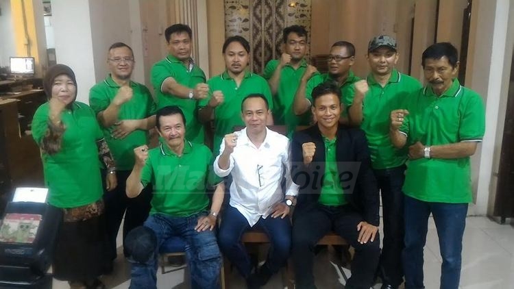 Calon Ketua PSSI Kota Malang, Nurcholis Sunuyeko, bersama Calon Executive Commite. (Ist)