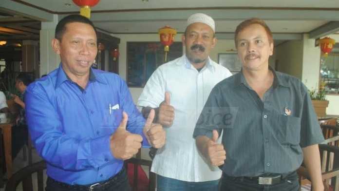 Calon pengganti Sandy Pratam Putra, Fahmi Al-Katiri (kanan) bersama Ketua dan Sekretaris DPD Nasdem.(ist)