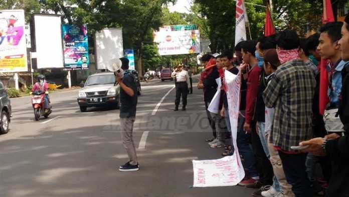 Demo di depan stadion gajayana