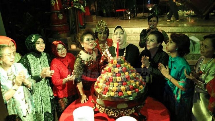 Dewanti Rumpoko meniup kue ulang tahun KCB Malang Raya. (deny)