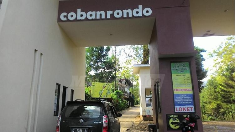 Pengunjung saat di pintu masuk kawasan Coban Rondo. Wisata Coban Rondo tetap buka meski sempat dikabarkan banjir bandang.(Miski)