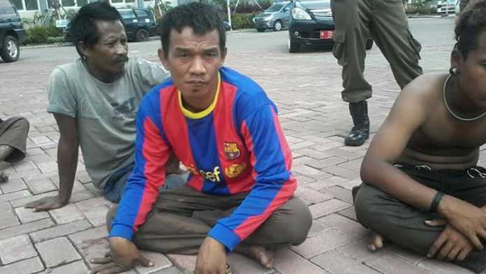 Pengemis asal Sumatera yang terjaring razia mengaku ke petugas kakinya patah.