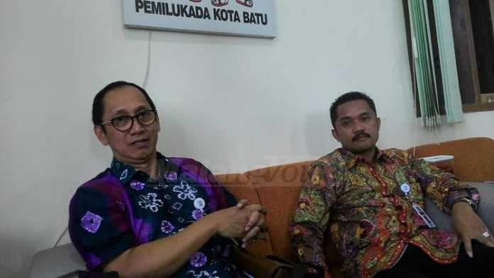 Dua orang Tim Monitoring Pilkada Serentak 2017 saat berkunjung ke kantor KPU Batu.(miski)