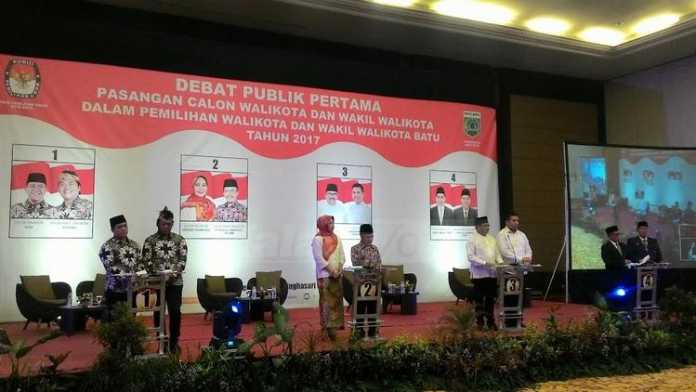 Empat Paslon Wali Kota-Wakil Wali Kota Batu dalam acara debat kandidat sesi pertama.(miski)