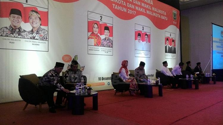 Empat Paslon Wali Kota dan Wakil Wali Kota Batu saat debat publik pertama.(Miski)