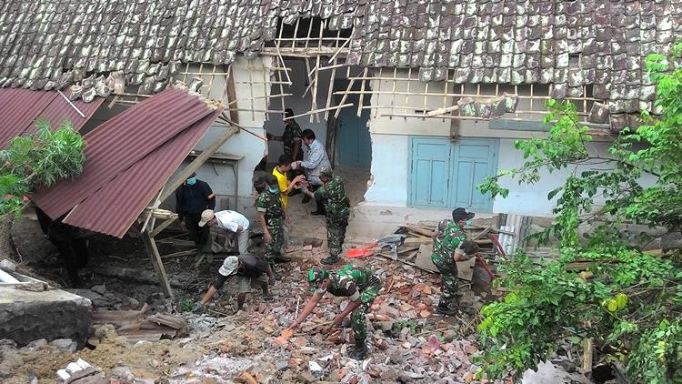 Empat rumah rusak diterjang bencana longsor di Desa Bumiaji, Kota Batu.(miski)