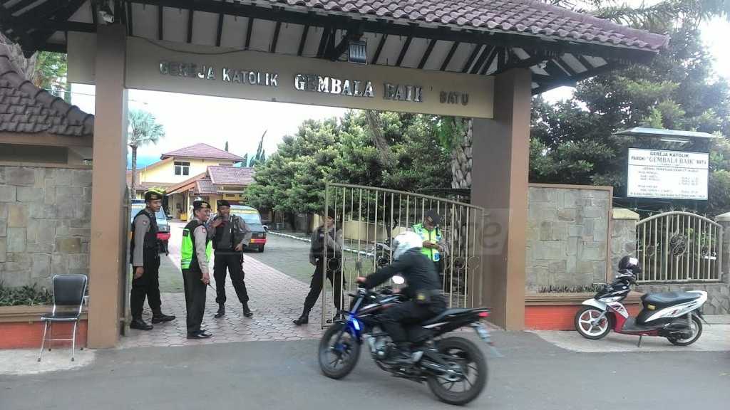 Aparat kepolisian saat berjaga di Gereja Katolik Gembala Baik, Kota Batu.(miski)