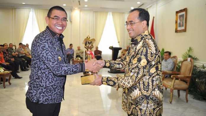 Wali Kota Malang, HM Anton, menerima Piala WTN. (Bagian Humas Pemkot Malang)