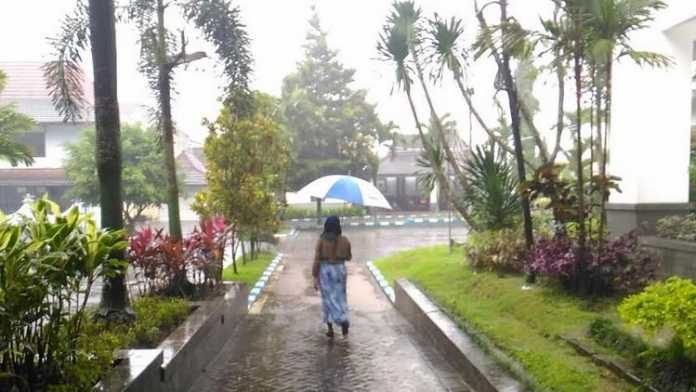 Hujan lebat di Kabupaten Malang (Tika)