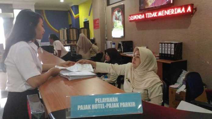 Ilustrasi petugas melayani pembayaran pajak. (BP2D Kota Malang)