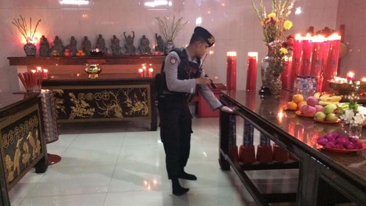 Aparat kepolisian dari Polres Batu saat melakukam penyisiran dan sterilisasi sebelum jemaah melangsungkan ibadah.(ist)