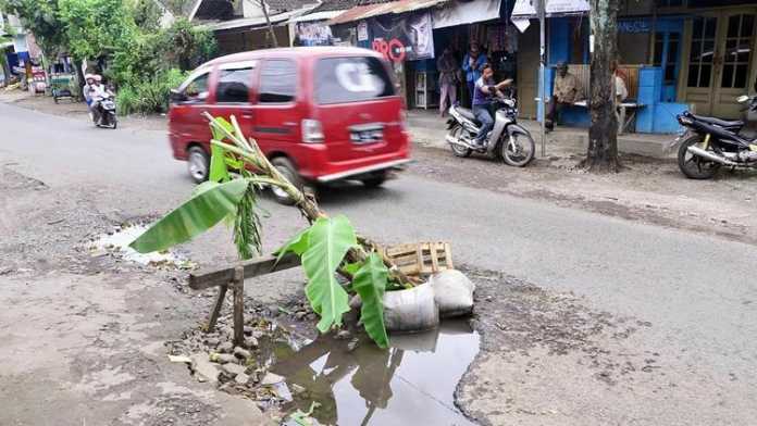 Jalan berlubang marak ditemukan di sejumlah ruas jalan di Kota Malang. (Muhammad Choirul)