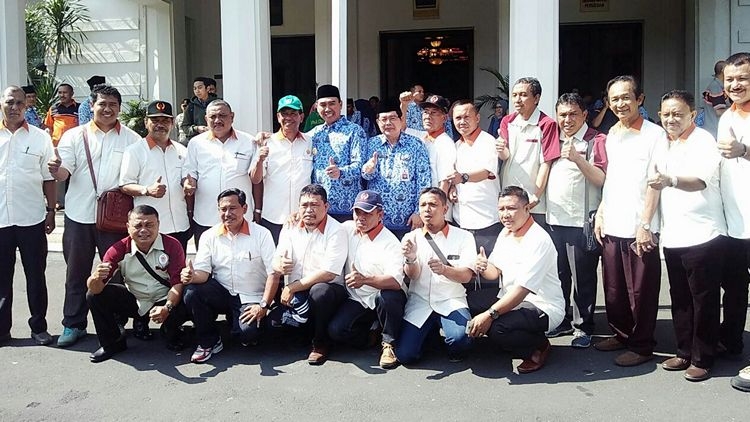 Jajaran pengurus KONI Kota Malang foto bersama Wali Kota, HM Anton. (Muhammad Choirul)