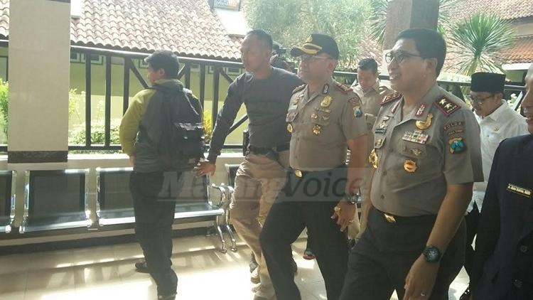 Kapolda Jatim, Irjen Pol Machfud Arifin, ditemani Kapolres Malang Kota, AKBP Decky Hendarsono. (deny)