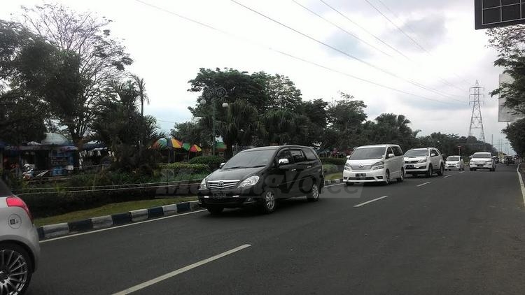 Kendaraan melintas di Jalan Sultan Agung. Tidak teelihat kepadatan arus lalu lintas.(miski)