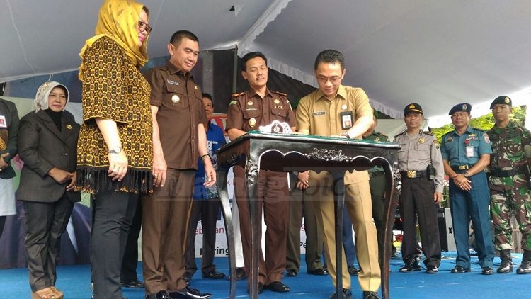 Ade Herawanto, Kepala BP2D, menandatangani MoU dengan Kepala Kejaksaan Negeri Kota Malang, Joko Irianto