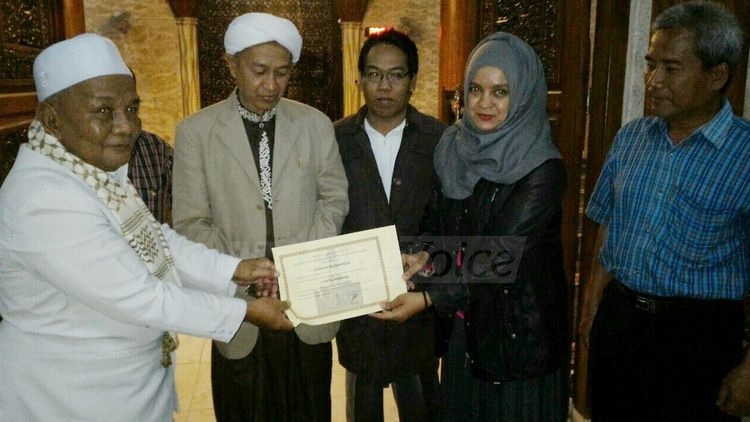 Ketua DPD Perindo Kota Malang, Laily Fitriyah Liza Min Nelly, bersama tokoh masyarakat setempat. (Ist)
