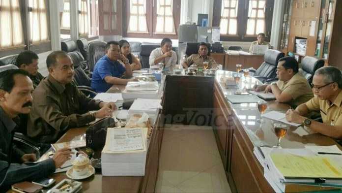 Ketua Komisi C, Ir Bambang Sumarto (dua dari kiri) memimpin rapat kerja bersama DPUPR, BPKAD, dan Barenlitbang. (Muhammad Choirul)