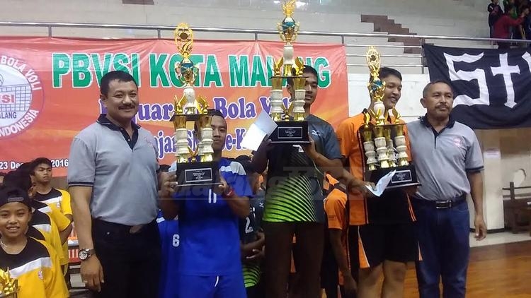 Ketua PBVSI Kota Malang, Edy Wahyono, bersama pemenang kejuaraan bola voli. (deny)