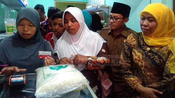 Menteri Sosial RI, Khofifah Indar Parawansa, didampingi Wakil Wali Kota Malang, Sutiaji, memantau kelancaran transaksi di e-warung. (Muhammad Choirul)
