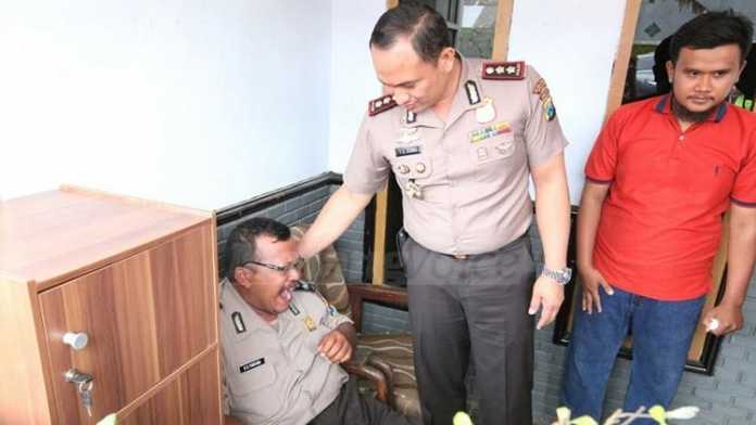Kunjungan Kapolres, AKBP Yade Setiawan Ujung SH SIK ke rumah anggota yang sakit (doc. Humas Polres Malang)