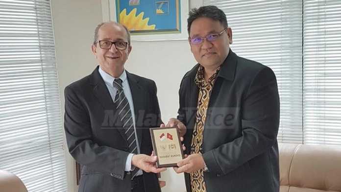 Dubes Ouadia Benabdellah menerima plakat persahabatan dari Presiden Perhimpunan Persahabatan Indonesia-Maroko Teguh Santosa, di Kedubes Maroko, Jakarta, Senin (16/1).