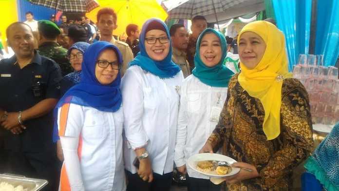 Menteri Sosial Republik Indonesia, Khofifah, turut mencicipi hasil masakan berbahan Beras Sejahtera (Rastra). (Muhammad Choirul)