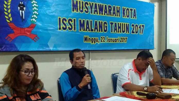 Wakil Ketua III KONI Kota Malang, Husnun N Djuraid (biru), memberikan sambutan dalam Muskot ISSI. (Muhammad Choirul)