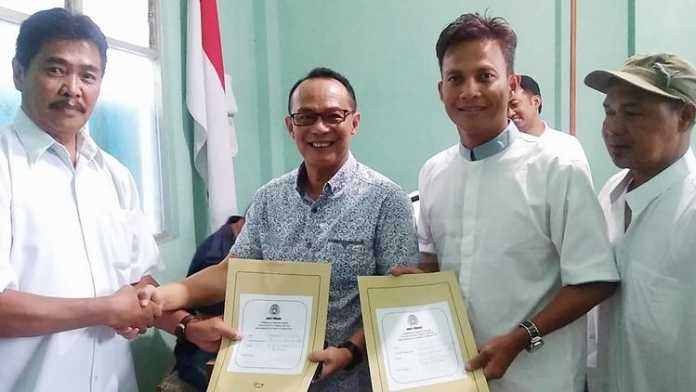 Nurcholis Sunuyeko bersama Nuzul Kifli menyerahkan formulir pendaftaran Calon Ketua dan Wakil Ketua PSSI Kota Malang. (Muhammad Choirul)