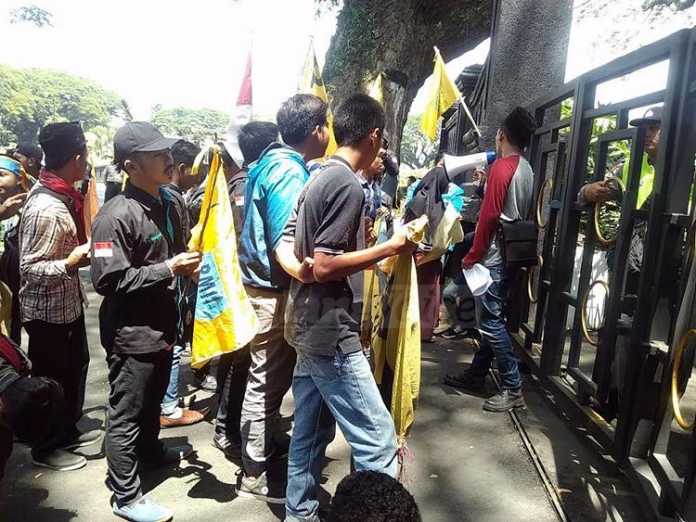 PMII Unisma menggelar unjuk rasa di depan Gedung DPRD Kota Malang. (Muhammad Choirul)