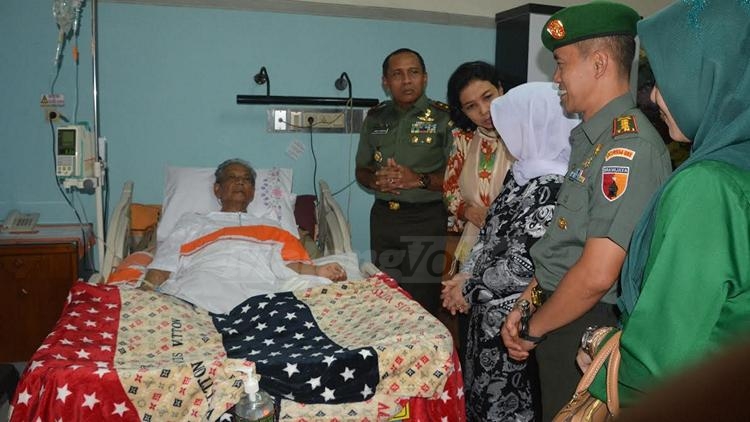 Pangdam V Brawijaya, Mayjen TNI I Made Sukadana beserta rombongan menjenguk KH Hasyim Muzadi. (deny)
