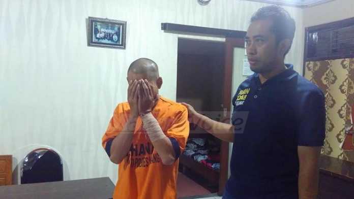 Pelaku cabul saat dimintai keterangan di Polres Malang (Tika)