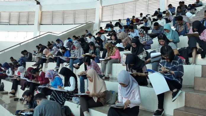 Peserta seleksi tenaga bantu non-ASN BP2D Kota Malang mengikuti tes potensi akademis (TPA) dan psikotest di GOR Ken Arok, Sabtu (21/1) lalu.