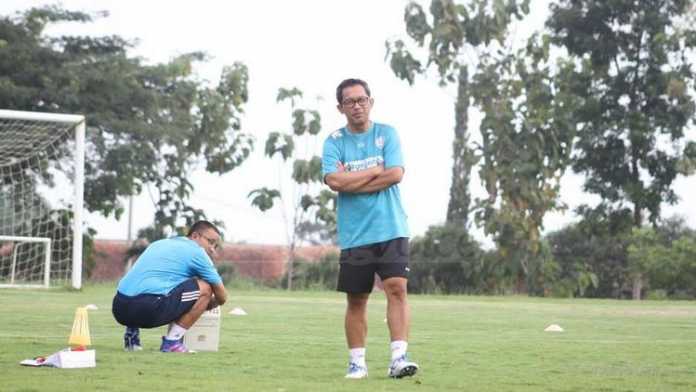 Pelatih Arema FC, Aji Santoso memimpin latihan. (deny)