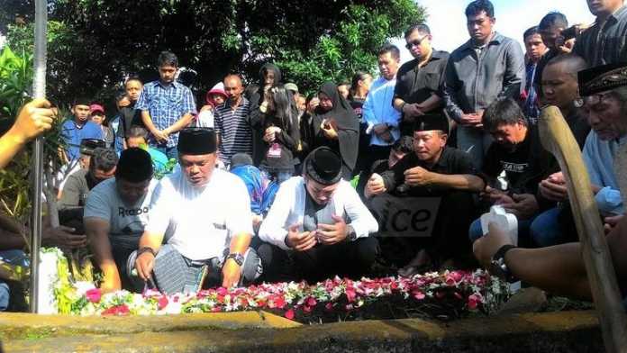 Keluarga dan kerabat saat di makam anggota DPRD Kota Batu, Sandy Pratama Putra yang meninggal karena gantung diri.(miski)