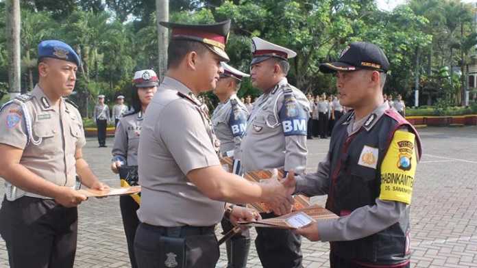 Pemberian penghargaan kepada empat anggota polisi berprestasi (doc. Subbag Humas Polres Malang)